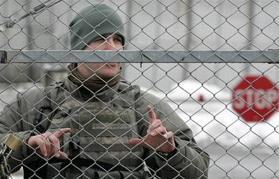 Americký voják steí základnu v kyrgyzském Manasu